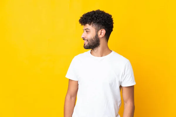 Jovem Marroquino Isolado Fundo Amarelo Olhando Lado — Fotografia de Stock