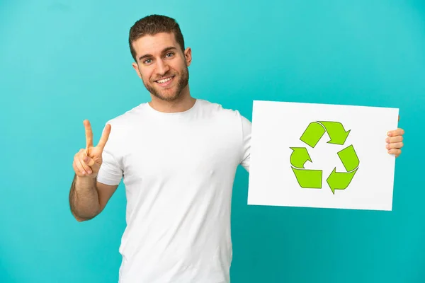 Hombre Guapo Rubio Sobre Fondo Azul Aislado Sosteniendo Cartel Con — Foto de Stock