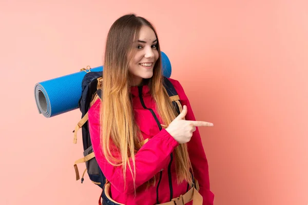 Giovane Alpinista Ragazza Con Grande Zaino Isolato Sfondo Rosa Puntando — Foto Stock