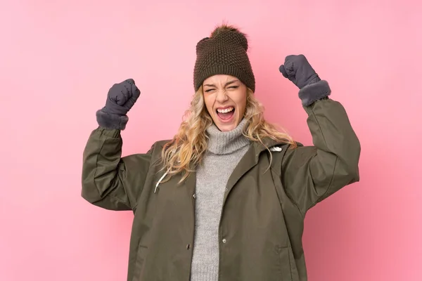 Giovane Ragazza Con Cappello Invernale Isolato Sfondo Rosa Che Celebra — Foto Stock