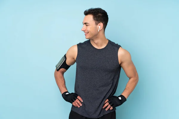 Jovem Homem Esporte Mais Isolado Fundo Azul Posando Com Braços — Fotografia de Stock