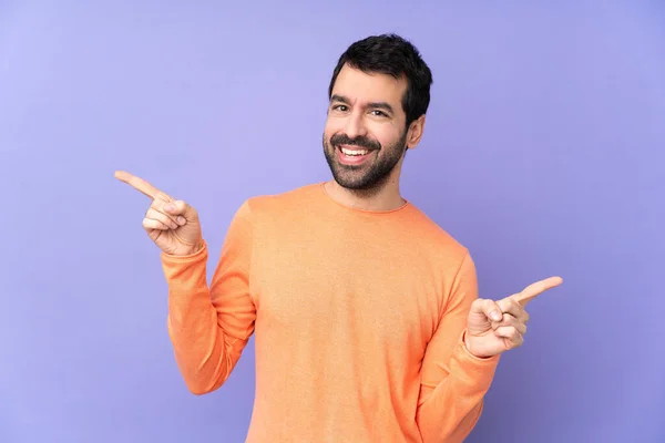 Caucásico Guapo Hombre Sobre Aislado Púrpura Fondo Apuntando Dedo Los —  Fotos de Stock