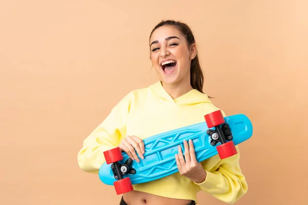 Mulher Caucasiana Jovem Isolado Fundo Rosa Com Skate Com Expressão — Fotografia de Stock