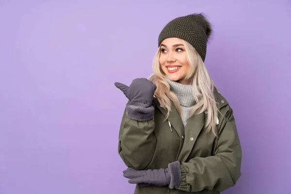 Teenager Blonde Mädchen Mit Wintermütze Über Isolierten Lila Hintergrund Zeigt — Stockfoto