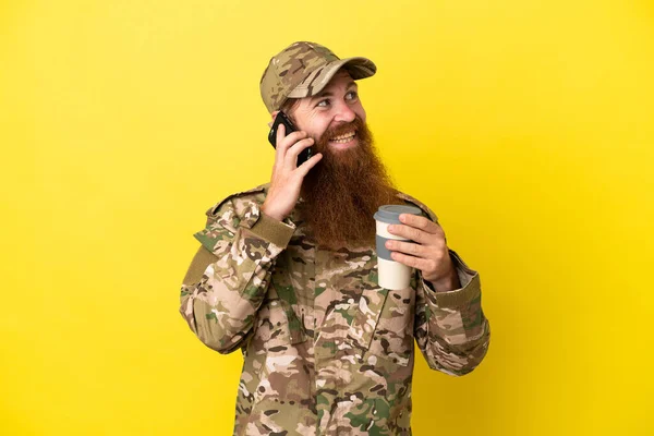 Vojenský Rusovlasý Muž Nad Izolované Žlutém Pozadí Drží Kávu Odnést — Stock fotografie
