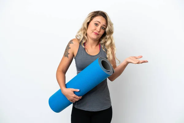 Giovane Donna Sportiva Brasiliana Che Lezioni Yoga Mentre Tiene Tappeto — Foto Stock