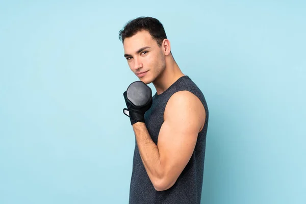 Giovane Uomo Sportivo Oltre Isolato Sfondo Blu Rendendo Sollevamento Pesi — Foto Stock