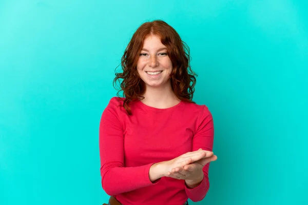 Teenager Reddish Woman Isolated Blue Background Applauding — Stock fotografie