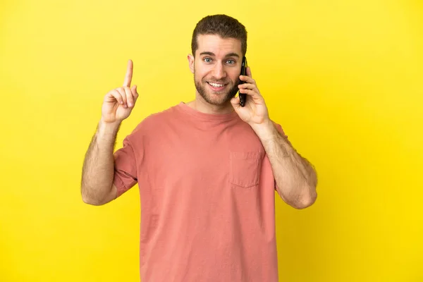 Bonito Homem Loiro Usando Telefone Celular Sobre Fundo Isolado Apontando — Fotografia de Stock