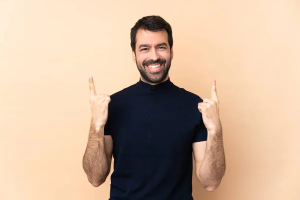 Caucasiano Bonito Homem Sobre Fundo Isolado Apontando Para Uma Grande — Fotografia de Stock