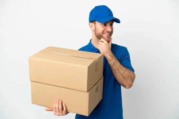 Uomo Consegna Sfondo Bianco Isolato Guardando Lato Sorridendo — Foto Stock