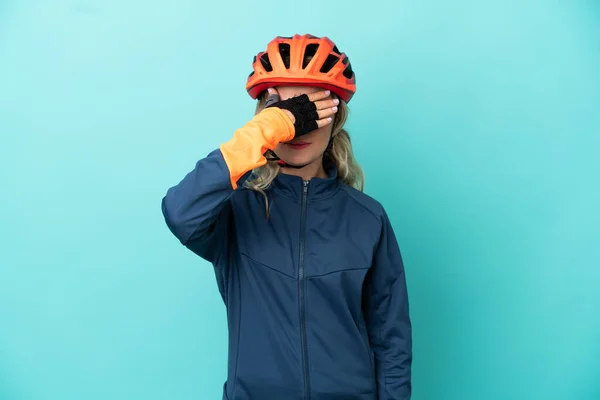 Joven Ciclista Aislada Sobre Fondo Azul Cubriendo Los Ojos Con — Foto de Stock
