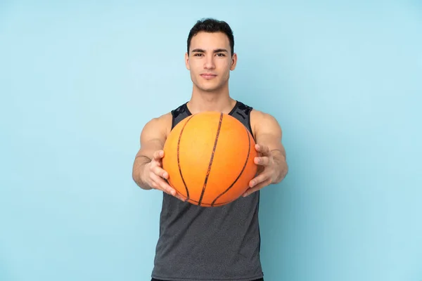 Hombre Sobre Fondo Azul Aislado Jugando Baloncesto —  Fotos de Stock