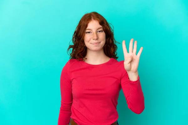 Adolescente Rougeâtre Femme Isolée Sur Fond Bleu Heureux Comptant Quatre — Photo