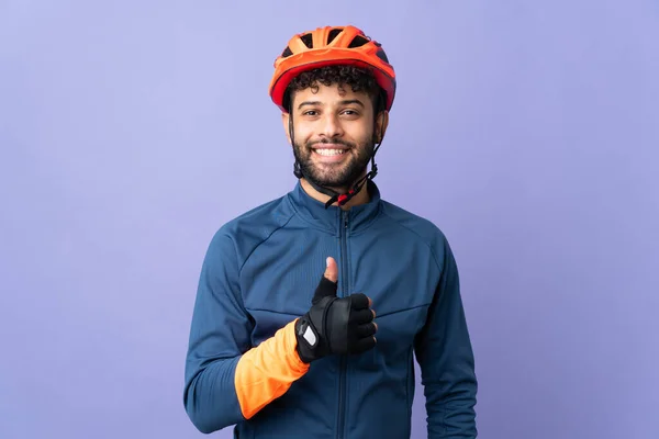 Joven Ciclista Marroquí Aislado Sobre Fondo Púrpura Dando Gesto Hacia — Foto de Stock