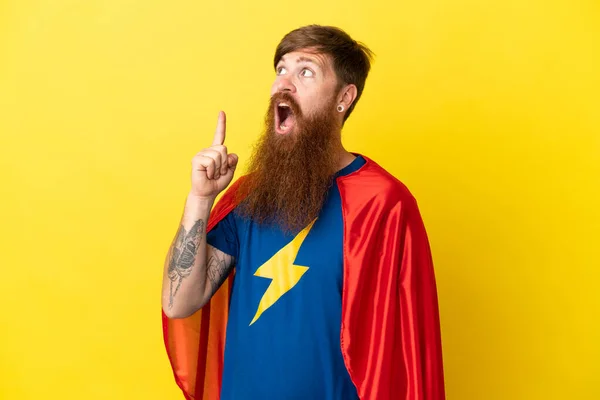 Zrzka Super Hrdina Muž Izolovaný Žlutém Pozadí Myšlení Nápad Ukazující — Stock fotografie