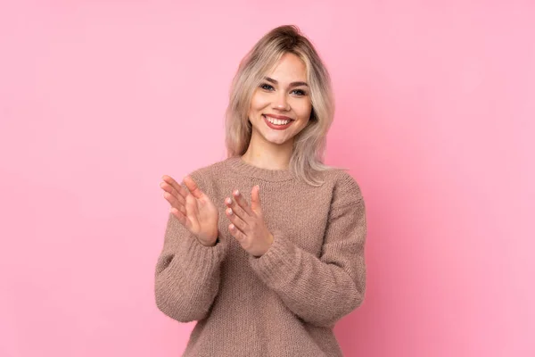 Adolescente Loira Vestindo Uma Camisola Sobre Fundo Rosa Isolado Aplaudindo — Fotografia de Stock