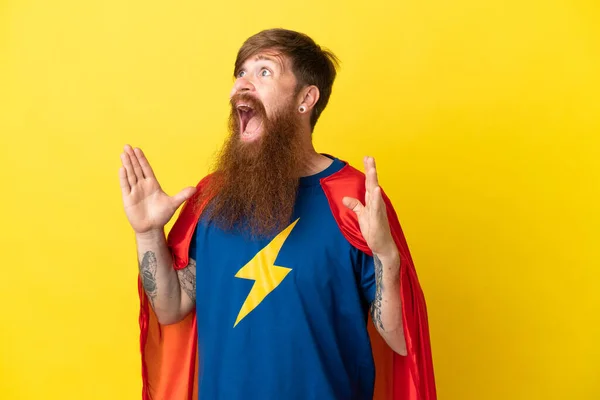 Redhead Super Hrdina Muž Izolované Žlutém Pozadí Překvapivým Výrazem Obličeje — Stock fotografie