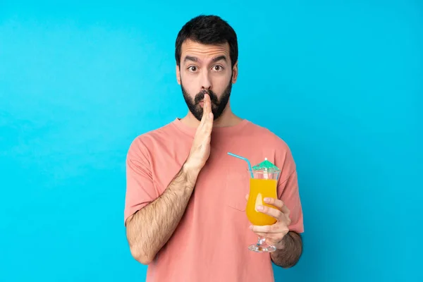 Jongeman Boven Het Vasthouden Van Een Cocktail Boven Geïsoleerde Blauwe — Stockfoto