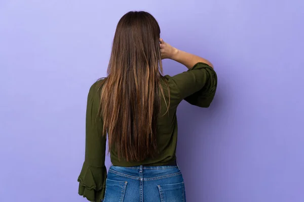 Ragazza Brasiliana Adolescente Sfondo Viola Isolato Posizione Posteriore Pensando — Foto Stock