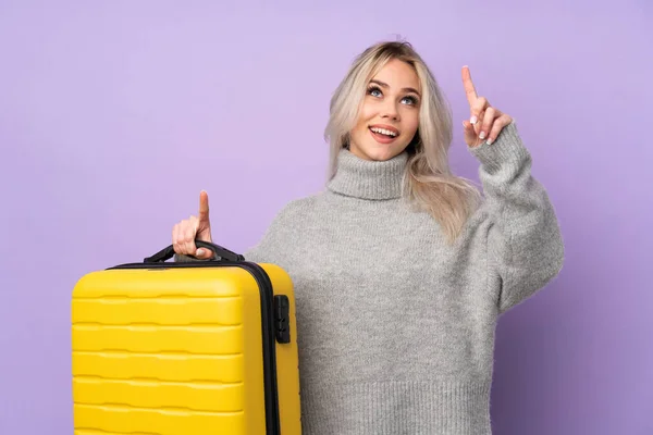 Teenager Mädchen Über Isolierten Lila Hintergrund Urlaub Mit Reisekoffer Und — Stockfoto