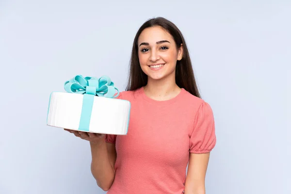 Konditor Hält Großen Kuchen Auf Blauem Hintergrund Und Lächelt Viel — Stockfoto