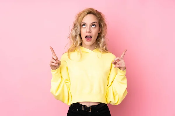 Young Blonde Woman Wearing Sweatshirt Isolated Pink Background Surprised Pointing — Stock Photo, Image