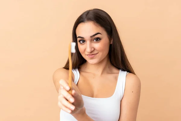 Young Caucasian Woman Isolated Beige Background Toothbrush — Stock Photo, Image