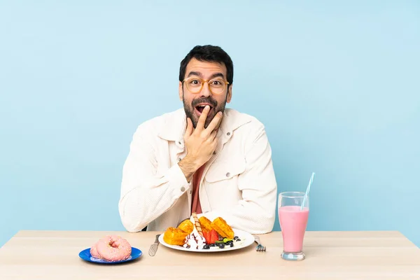 Masada Kahvaltı Yapan Bir Adam Gözlüklü Bir Milkshake Içiyor Şaşırıyor — Stok fotoğraf