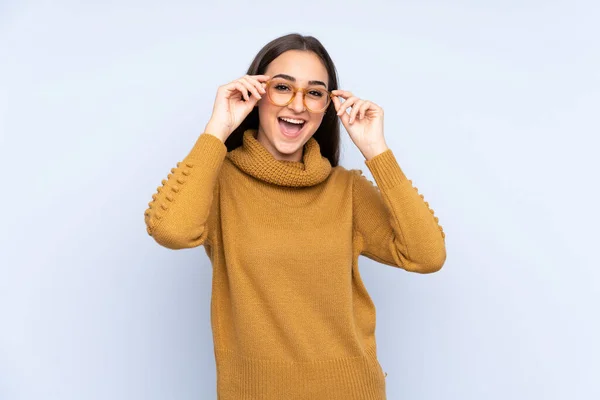 Giovane Donna Caucasica Isolata Sfondo Blu Con Occhiali Sorpreso — Foto Stock