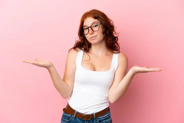 Adolescente Donna Rossastra Isolata Sfondo Rosa Con Dubbi Mentre Alza — Foto Stock