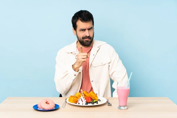 Man Aan Tafel Met Ontbijt Wafels Een Milkshake Gefrustreerd Wijzend — Stockfoto