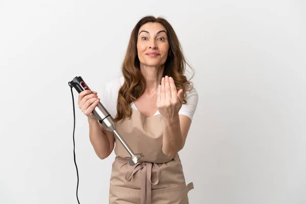 Mulher Caucasiana Meia Idade Usando Liquidificador Mão Isolado Fundo Branco — Fotografia de Stock