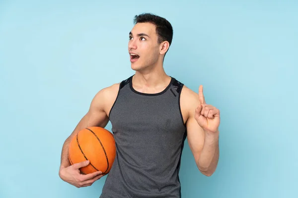 Hombre Sobre Fondo Azul Aislado Jugando Baloncesto Teniendo Una Idea —  Fotos de Stock