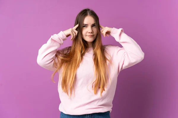 Jovem Caucasiana Isolada Fundo Roxo Com Dúvidas Pensamento — Fotografia de Stock