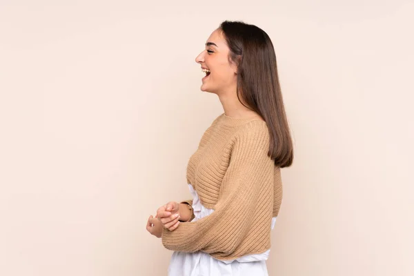 Young Caucasian Woman Isolated Beige Background Laughing Lateral Position — Stock Photo, Image
