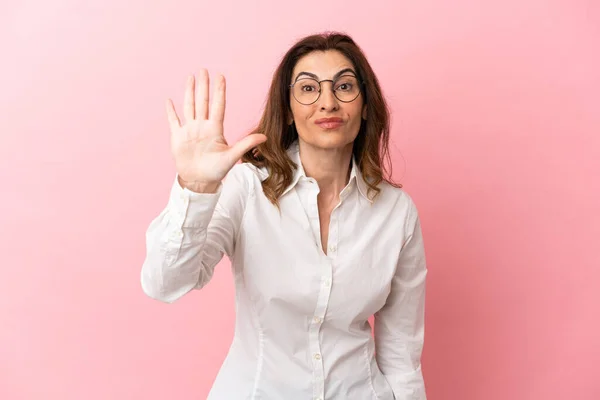 Femme Caucasienne Âge Moyen Isolée Sur Fond Rose Comptant Cinq — Photo