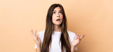 Tecrit edilmiş geçmişi olan Brezilyalı genç bir kız bunalıma girdi.