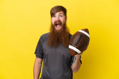 Kızıl saçlı beyaz adam sarı arka planda ragbi oynuyor. 