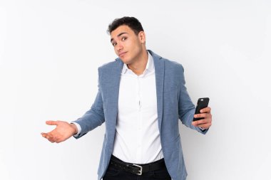 Genç ve yakışıklı bir iş adamı sırıtıyor.