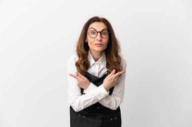 Restorandaki orta yaşlı garson kadın beyaz arka planda izole edilmiş.