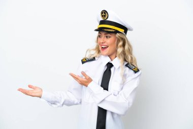 Brezilya uçağı pilotu beyaz arka planda, yana bakarken sürpriz bir ifadeyle izole edilmiş.