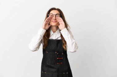 Restorandaki orta yaşlı garson kadın beyaz arka planda izole edilmiş bağırıyor ve bir şey duyuruyor.