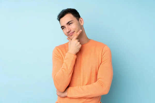 Jonge Kaukasische Knappe Man Geïsoleerd Blauwe Achtergrond Glimlachen — Stockfoto