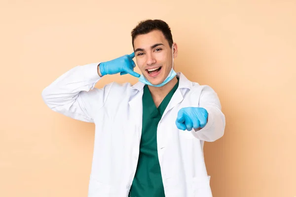 Jovem Dentista Homem Segurando Ferramentas Isoladas Fundo Bege Fazendo Gesto — Fotografia de Stock