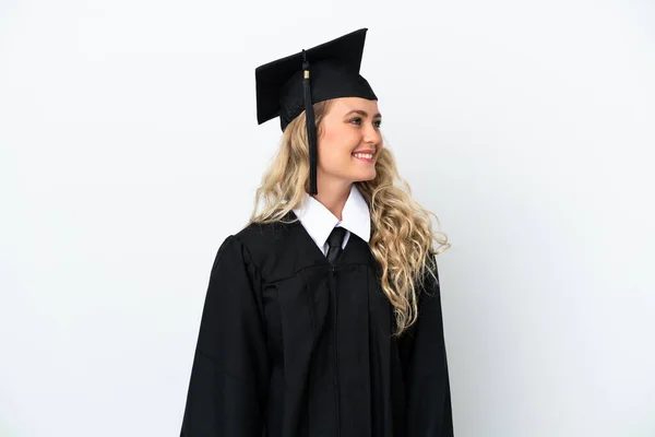 Jovem Universitária Graduada Mulher Isolada Fundo Branco Olhando Para Lado — Fotografia de Stock