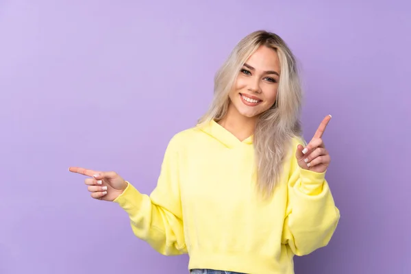 Menina Adolescente Vestindo Uma Camisola Amarela Sobre Fundo Roxo Isolado — Fotografia de Stock