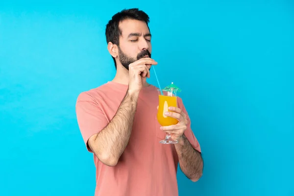 Jeune Homme Tenant Cocktail Sur Fond Bleu Isolé — Photo