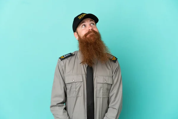 Redhead Bezpečnostní Muž Izolován Bílém Pozadí Vzhlíží — Stock fotografie
