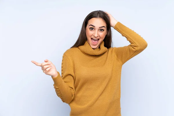 Mujer Joven Caucásica Aislada Sobre Fondo Azul Sorprendida Señalando Con —  Fotos de Stock